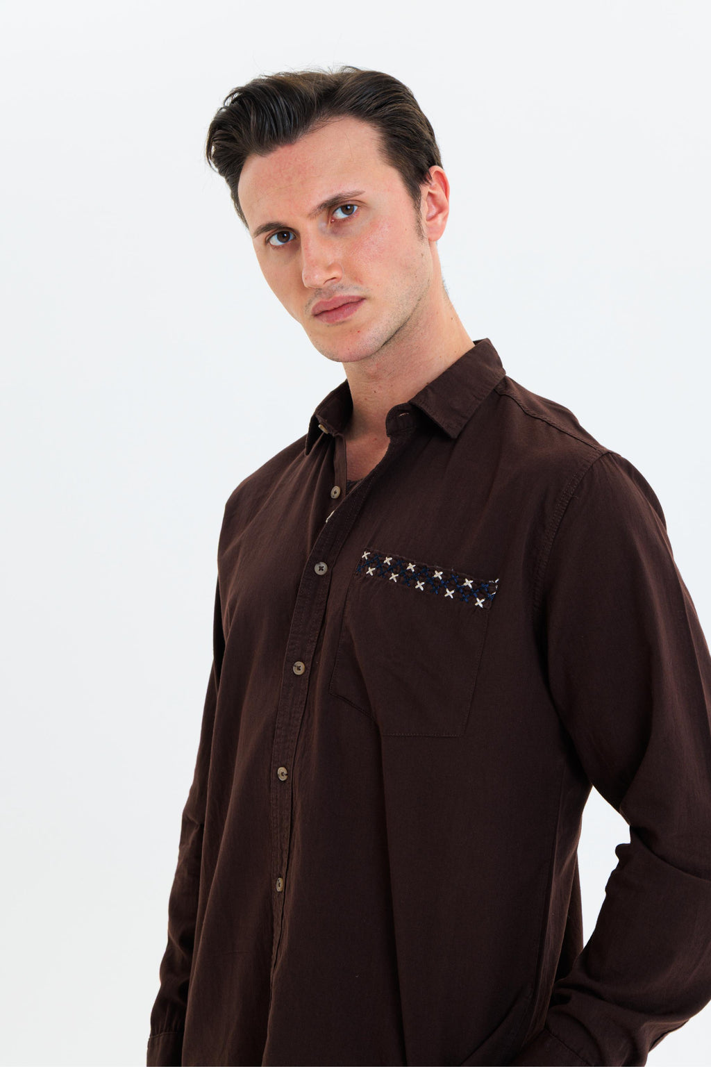 GEWER Erkek Slim Fit Cepli Nakış Detaylı %100 Pamuk Kahverengi GÖMLEK