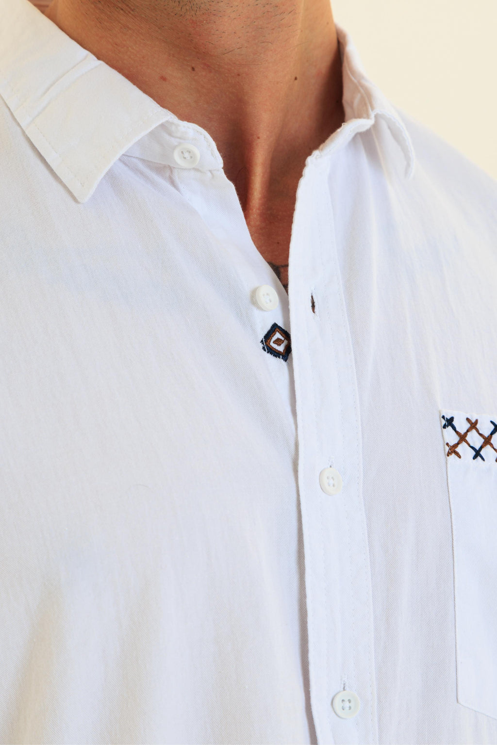 GEWER Erkek Slim Fit Cepli Nakış Detaylı %100 Pamuk Beyaz GÖMLEK